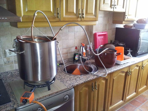 Aquí vemos la salida del agua (grifo) a la olla con el prechiller con agua con hielo y luego como la manguera va al enfriador principal en la olla de cocción.