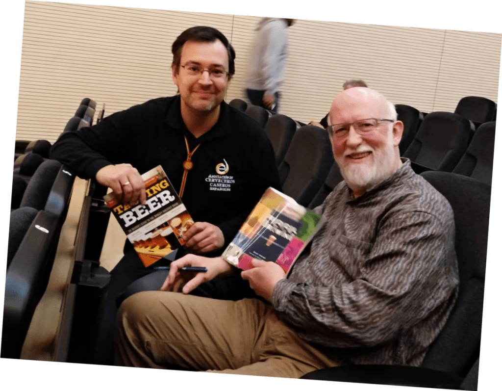 Manuel Jim. de Cervezomicón y Randy Mosher posando lozanos en plena firma de libros.