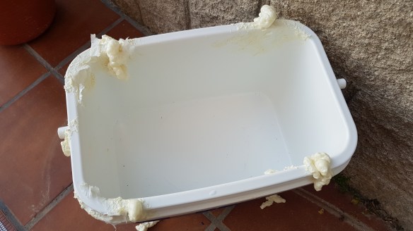 El increíble monstruo del poliuretano rezumando por los orificios de salida